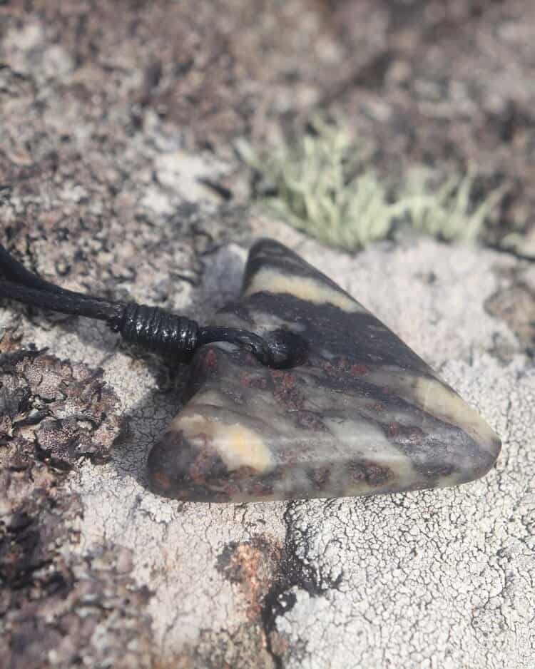 Hebridean Stone arrowhead pendant - garnetiferous - Image 2