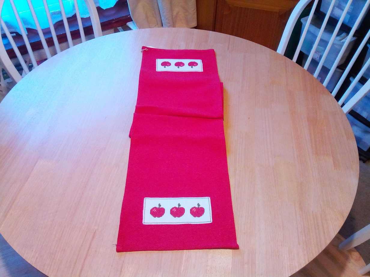 Country Apple table runner - Image 1