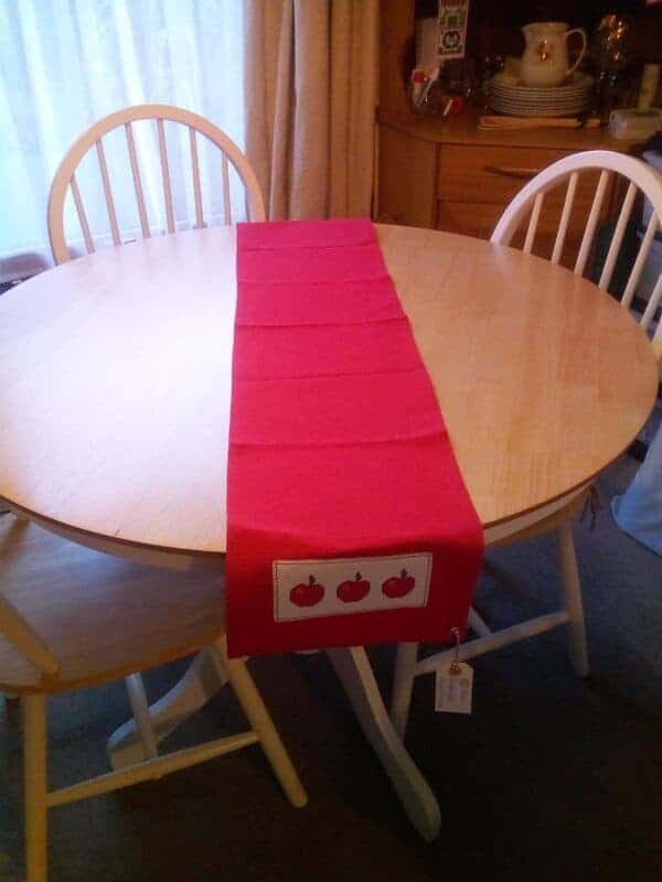 Country Apple table runner