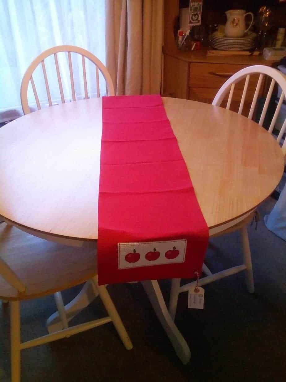 Country Apple table runner - Image 2