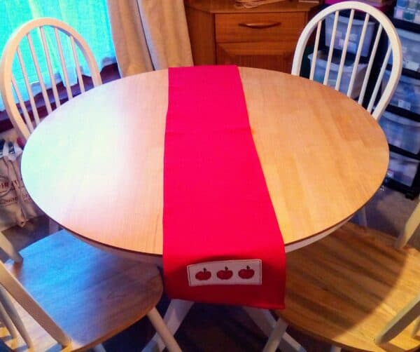 Country Apple table runner