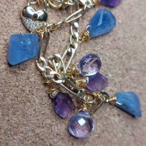9 carat gold gate chain charm bracelet with gemstones (Tanzanite and Amethyst) - Image 2
