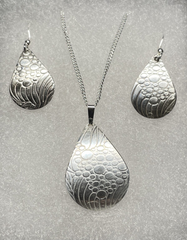 Silver teardrop pendant & pierced earring set, embossed with waves & bubbles