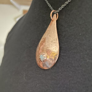 Teardeop 3D pendant with hammered finish and inset stone