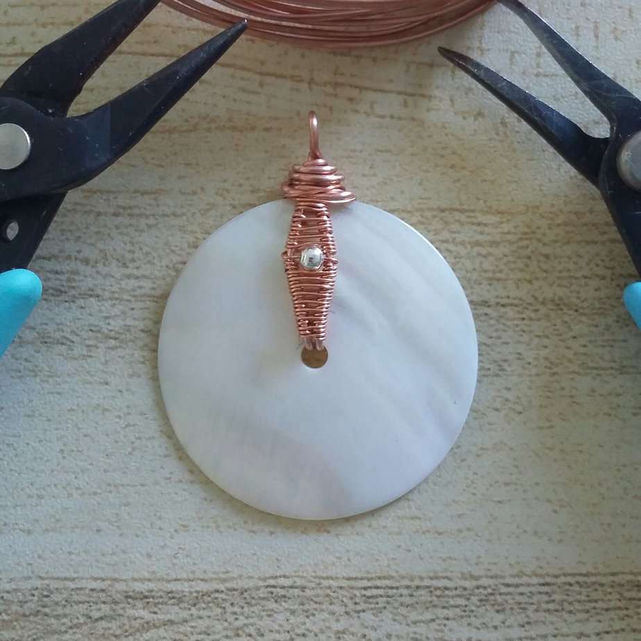 Round Shell and Copper Woven Necklace - Image 2