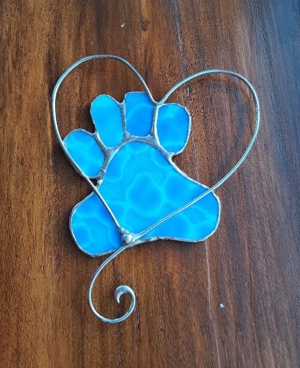 Pawprint in the heart - handmade by Pols Stained Glass (view 2)