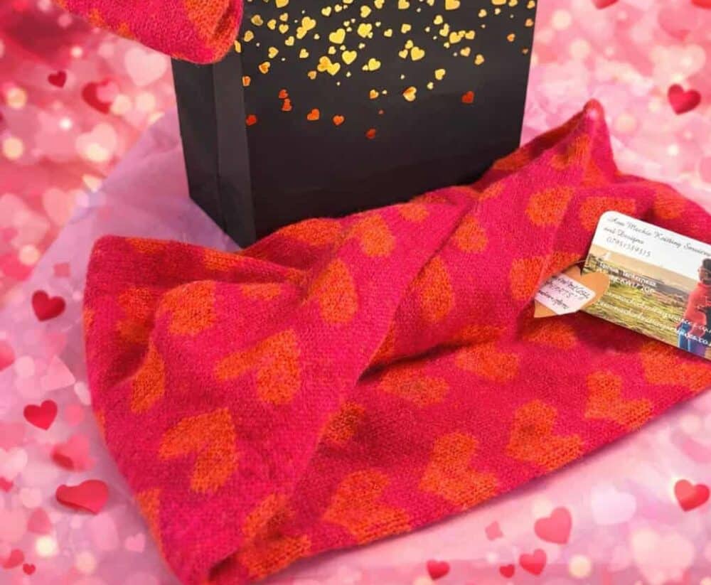 Hearts twisted neck cosy - Image 1