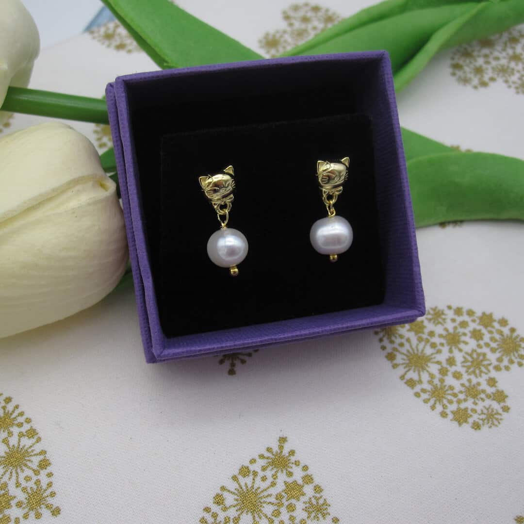Stud earrings with cat face, a single freshwater cultured pearl and peridot below. 9ct gold plated sterling silver.